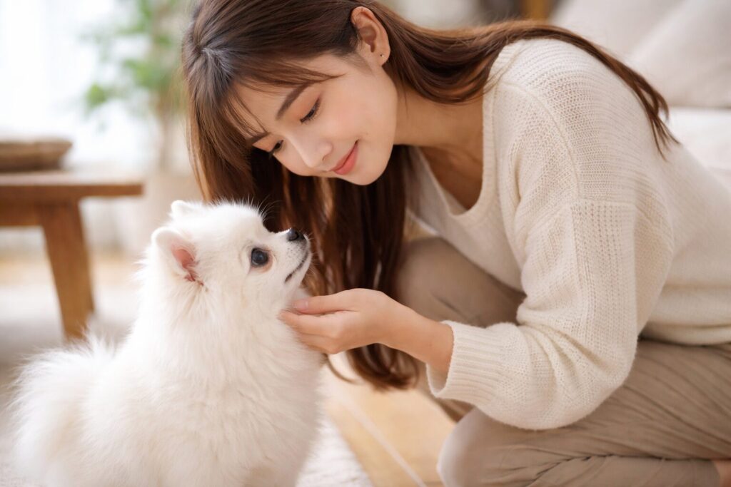 飼い主が室内で犬の目の様子を優しく確認している